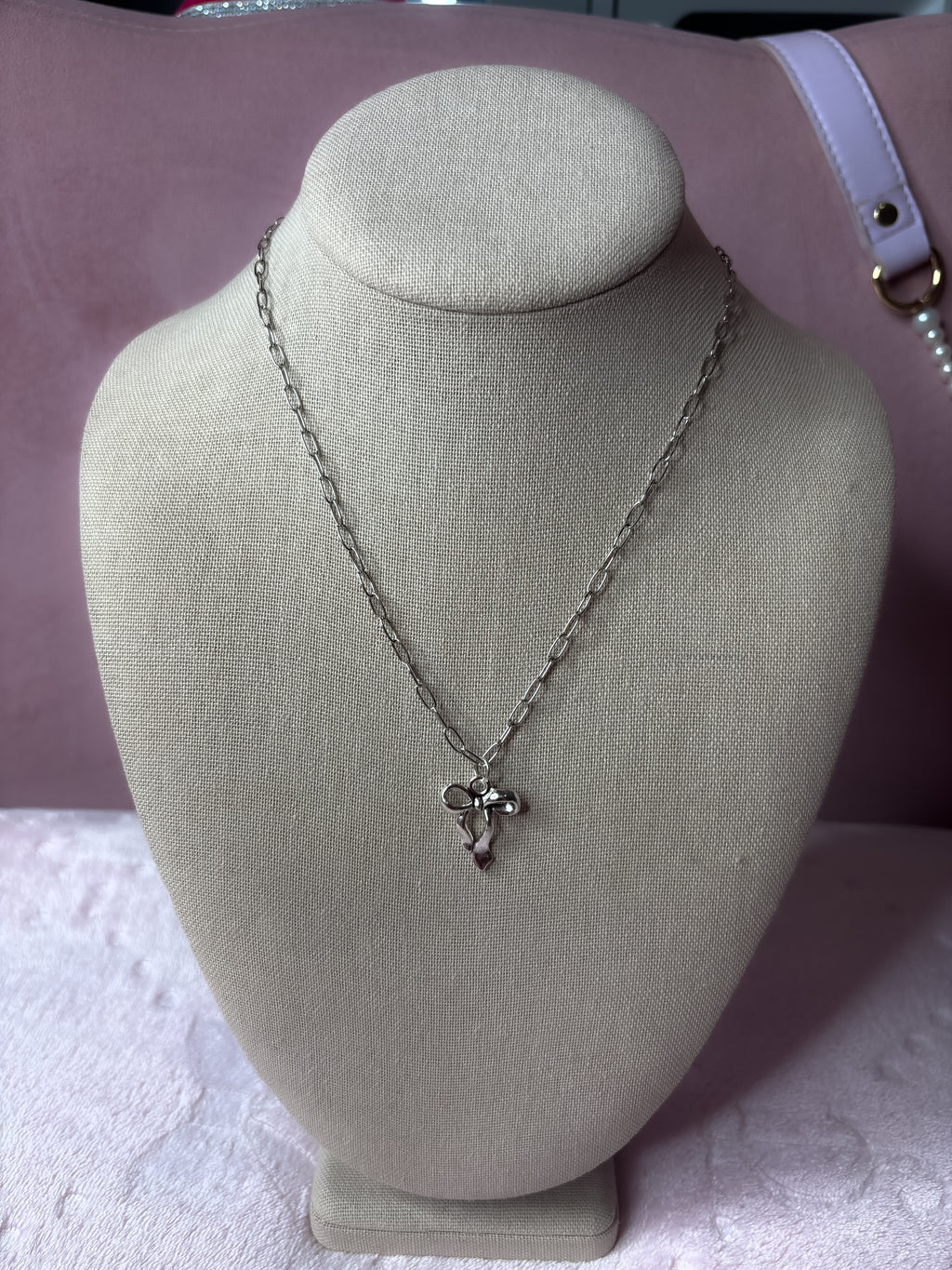 Dainty bow necklace
