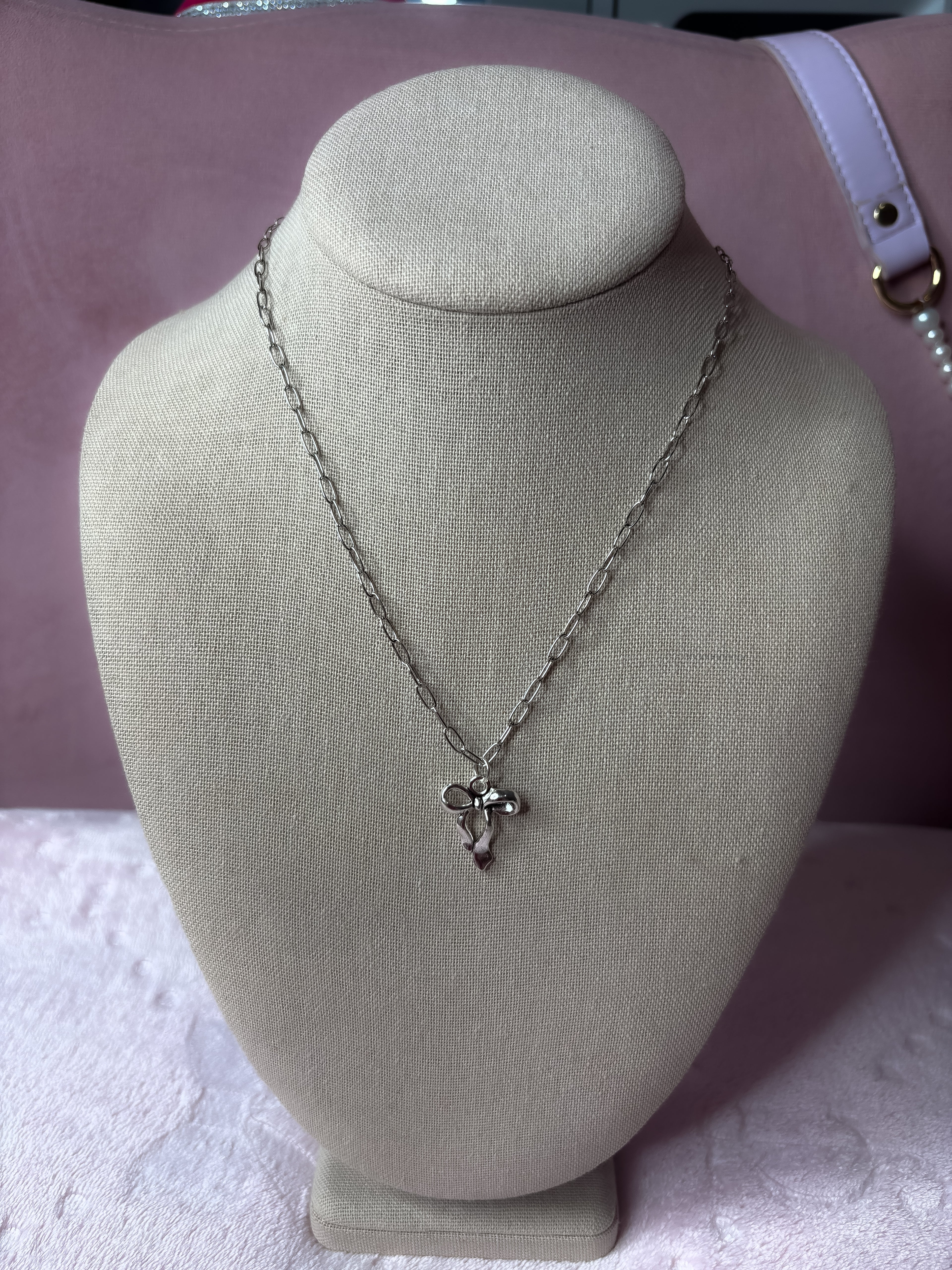 Dainty bow necklace