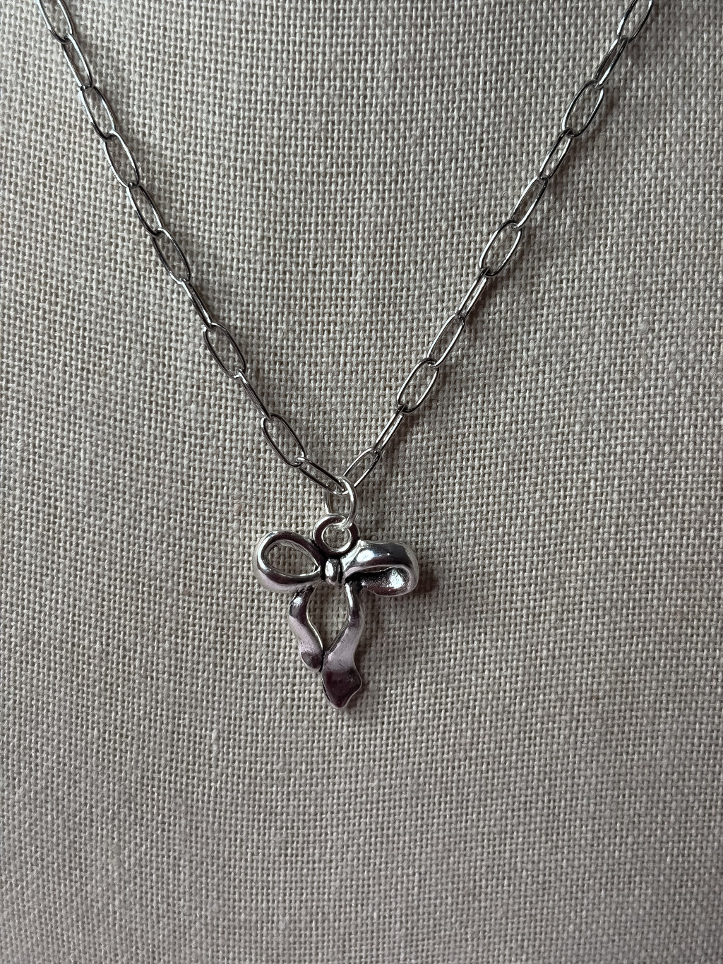 Dainty bow necklace