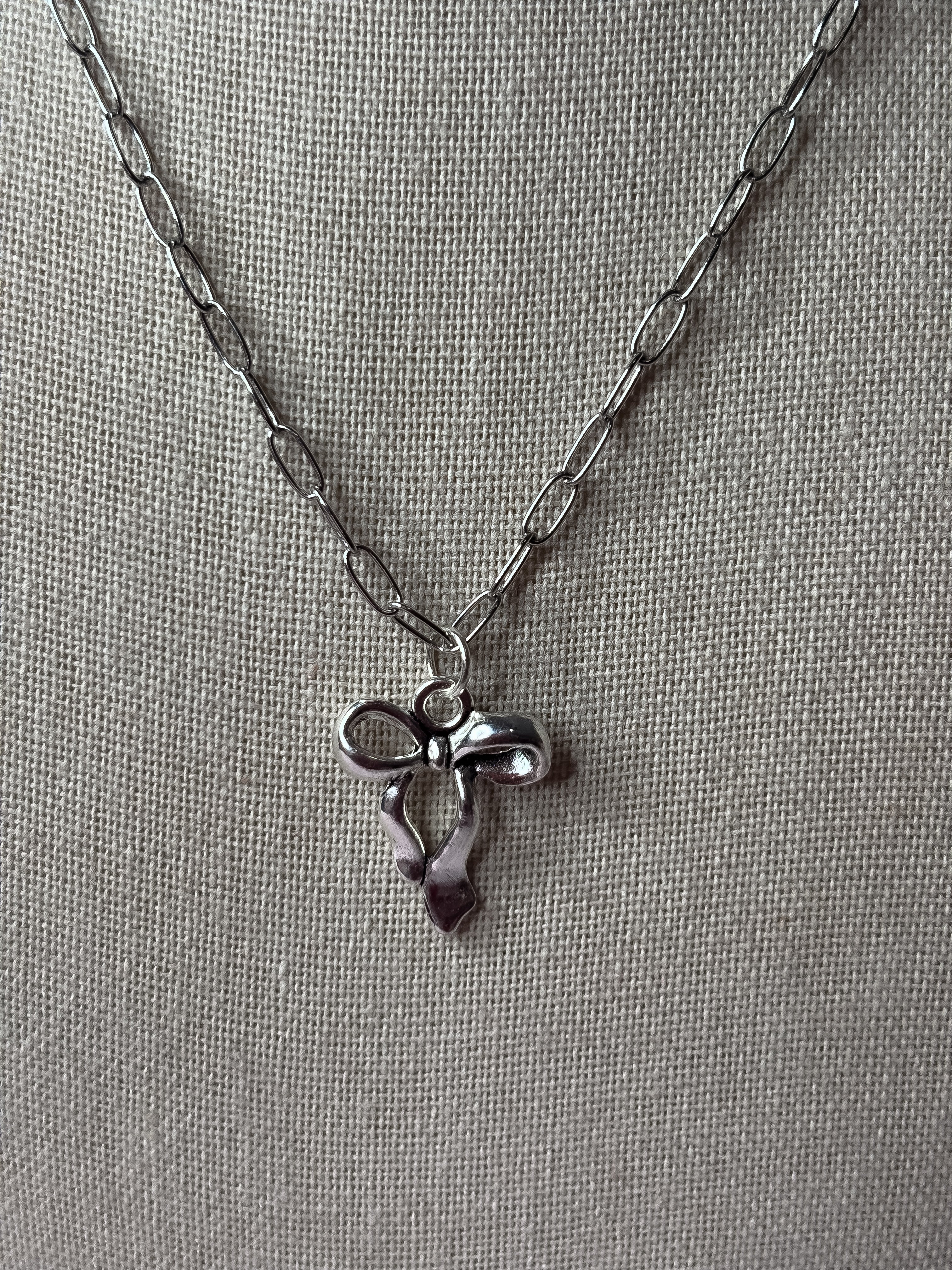 Dainty bow necklace
